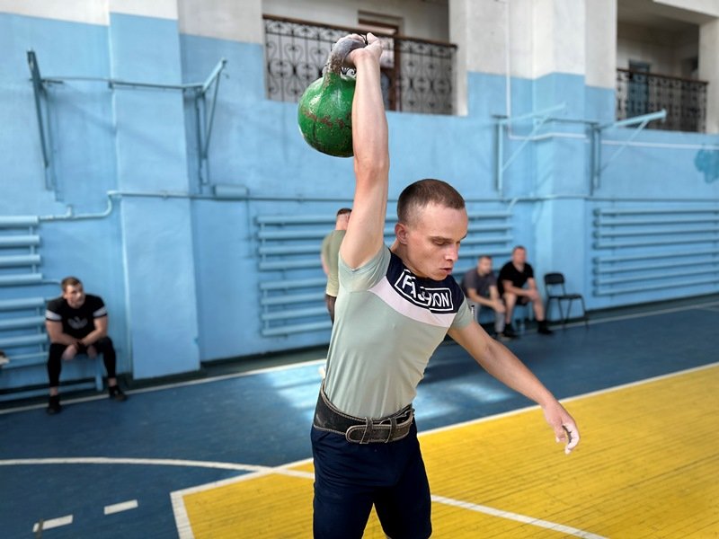 Бийские полицейские провели состязания по гиревому спорту